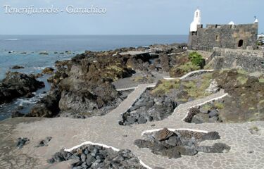 Wege an den Meerwasserschwimmbecken