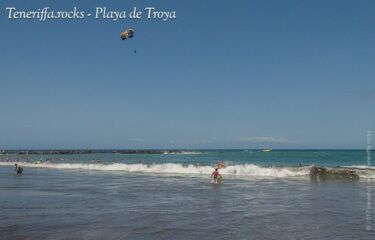 Paragliding am Boot an der Playa Troya
