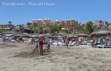 Karibik-Feeling mit strohgedeckten Sonnenschirmen