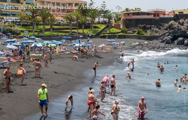 wachsame Rettungsschwimmer am Playa de la Arena