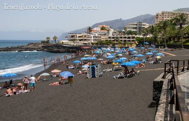 Feiner schwarzer Sandstrand