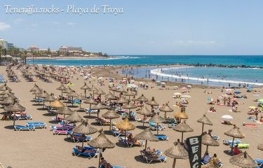 Sonnenschirme & Liegen am Playa Troya