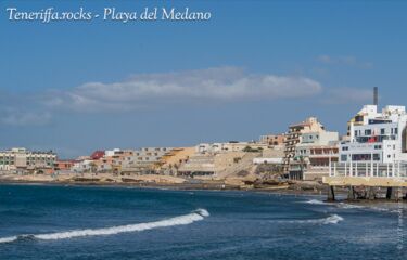 Blick über die Bucht auf den Strand