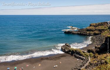 Feiner dunkler Sand am Playa Bollullo