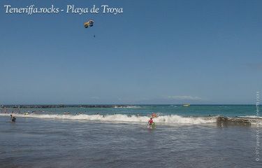 Paragliding am Boot an der Playa Troya